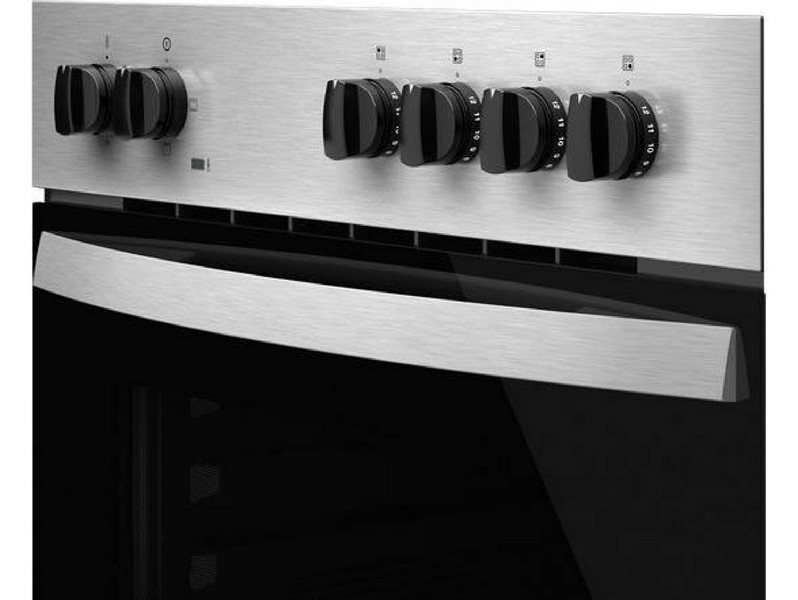 Primer plano del panel de control de un horno de acero inoxidable con diales y una manija.