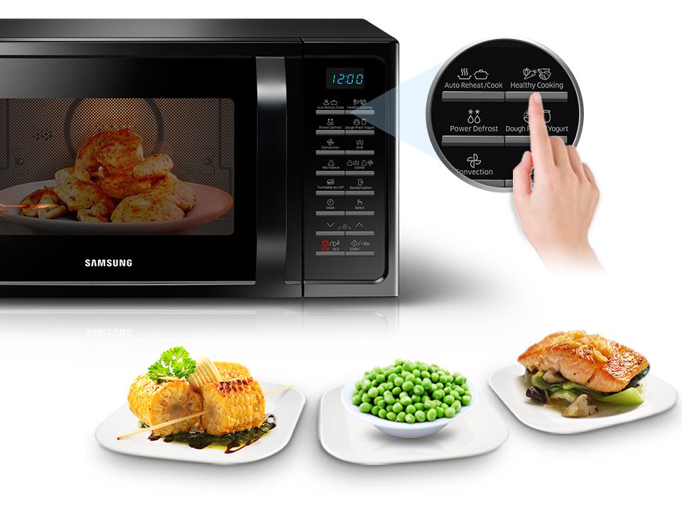 Magnetron met eten erin. Hand wijst naar de knop 'Healthy Cooking'.