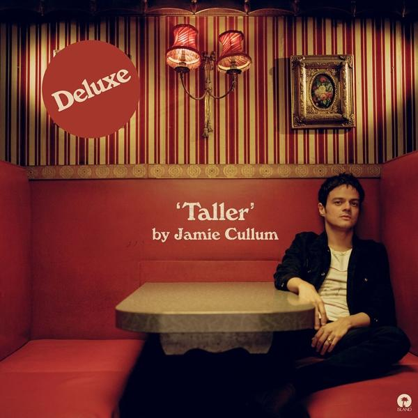 Albumhoes van Jamie Cullum. De zanger zit in een stand. Het album heet 'Taller' en is 'Deluxe'.