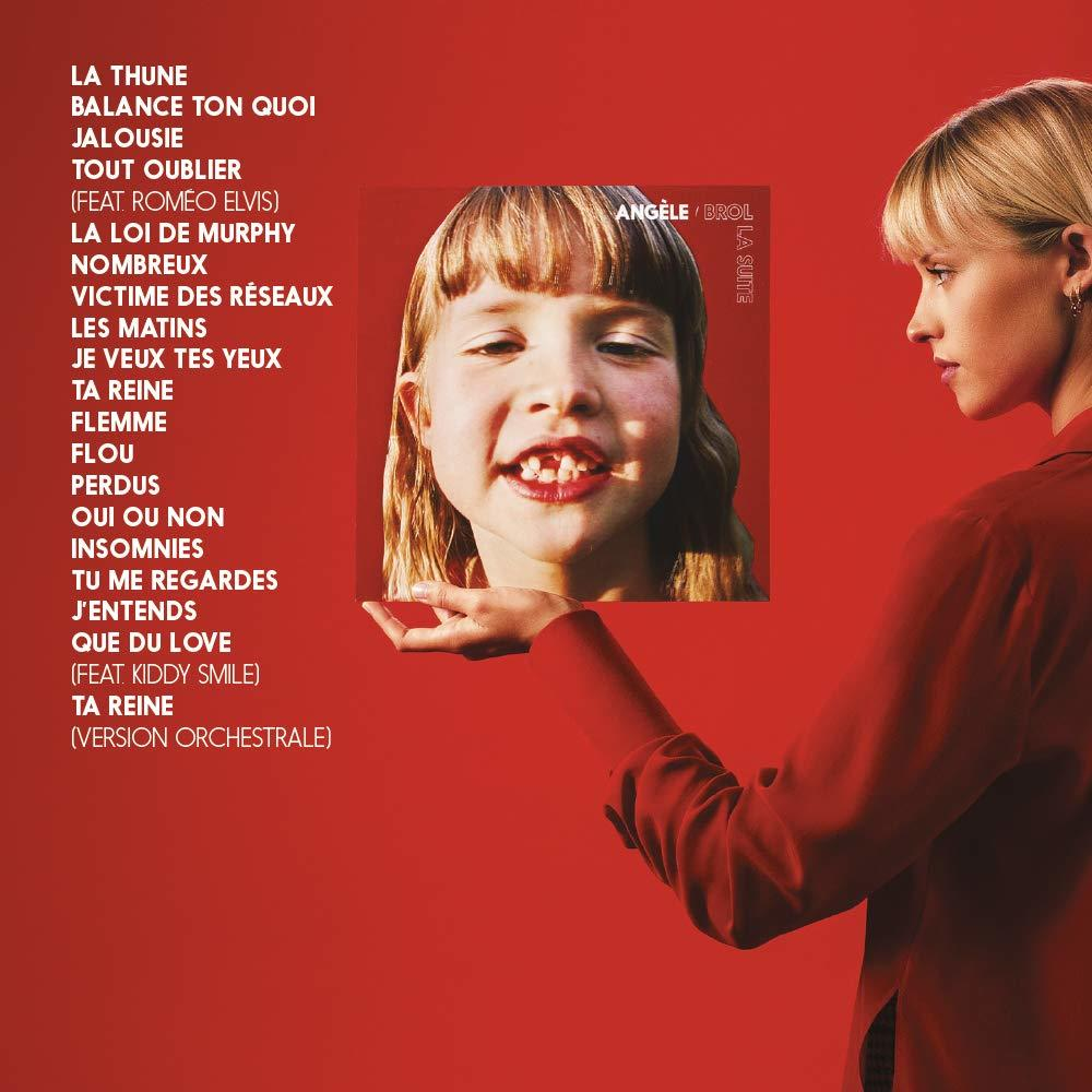 Albumhoes met een meisjesgezicht, Franse tekst en een vrouw in het rood die naar de hoes kijkt op een rode achtergrond.