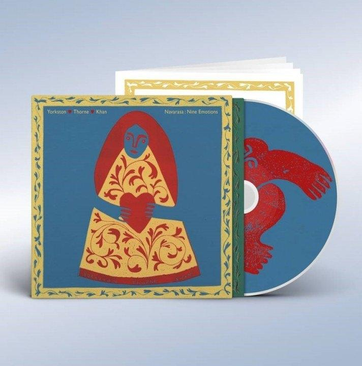 Pochette d'album : Une femme tenant un cœur, fond bleu, avec une figure rouge à droite.