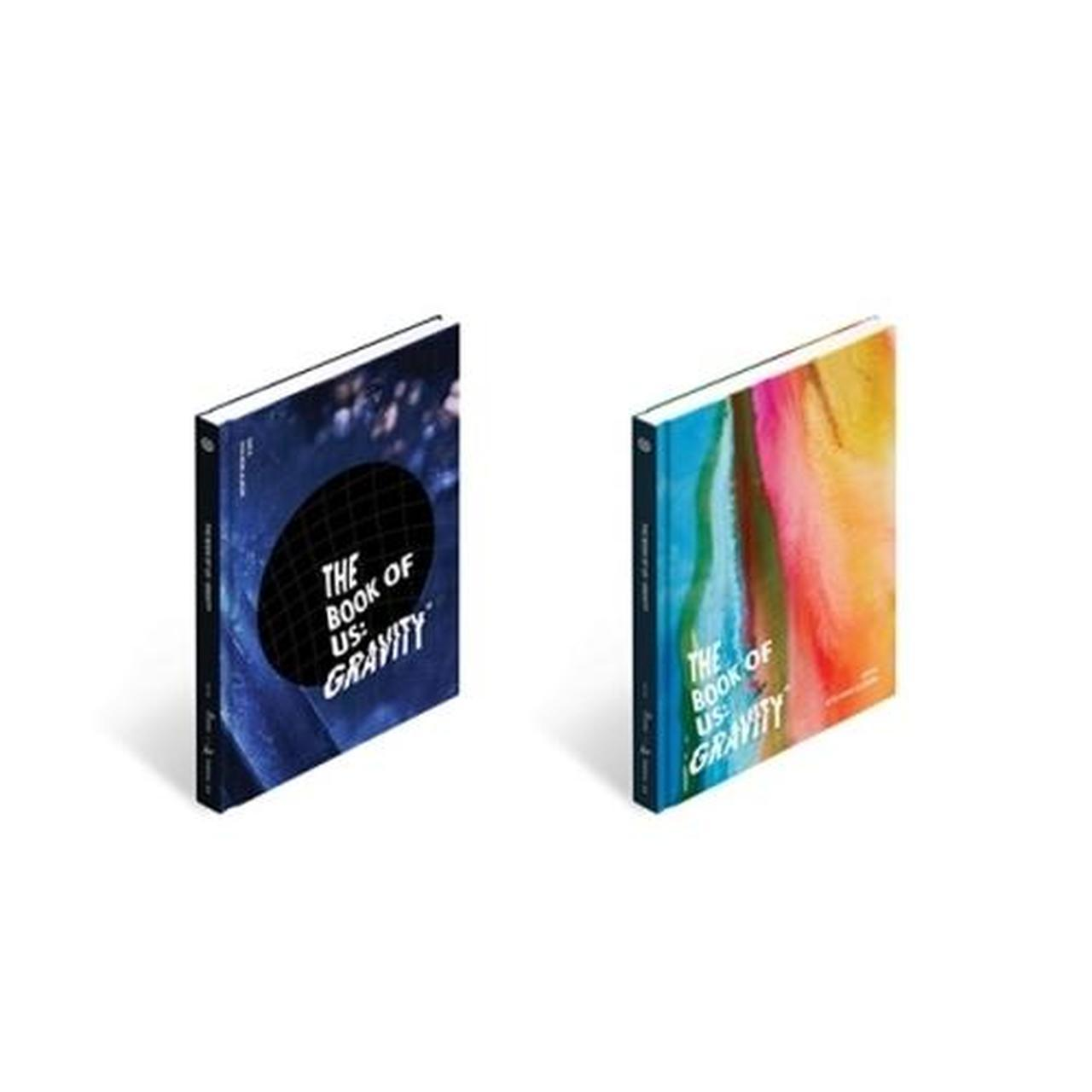Zwei Bücher mit dem Text 'THE BOOK OF US: GRAVITY' auf den Umschlägen, verschiedene Farben.