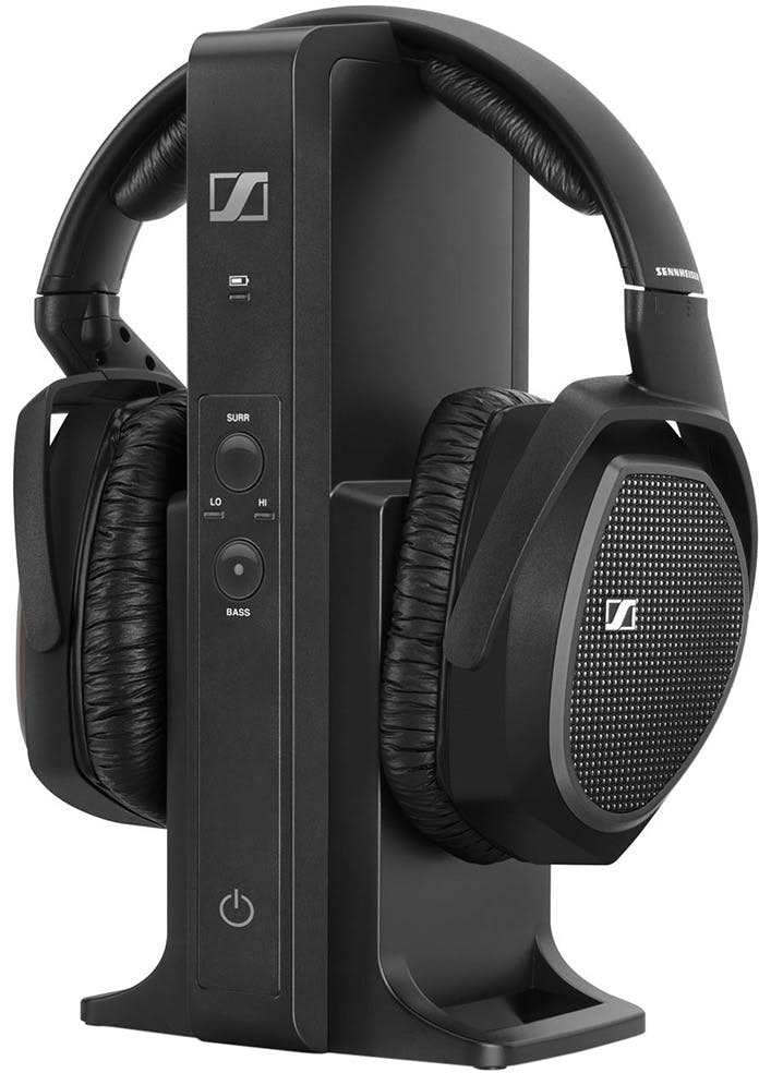 Casque noir sur un support noir.