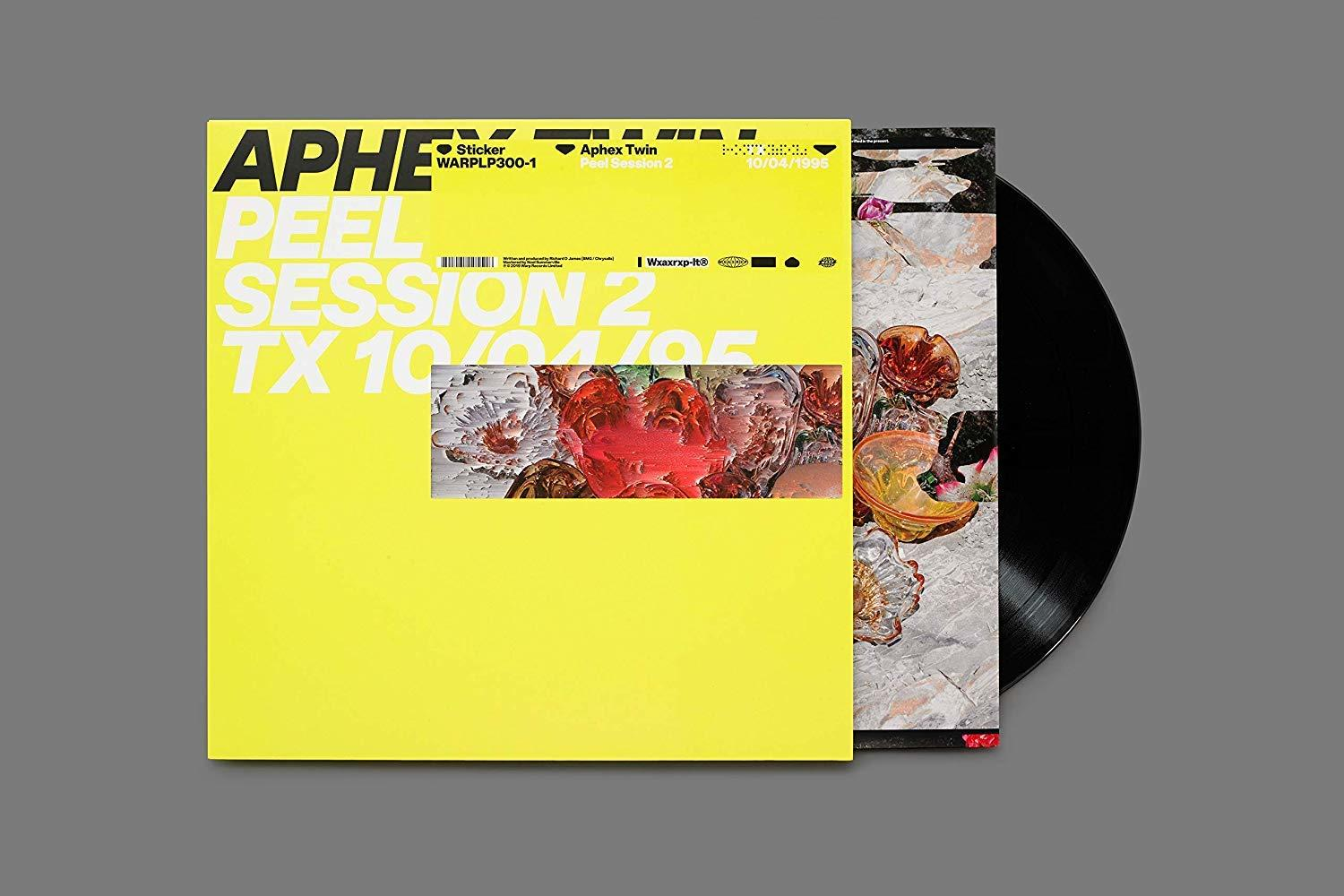 Album vinyle avec couverture jaune. Texte en noir et blanc. Disque vinyle noir à droite.