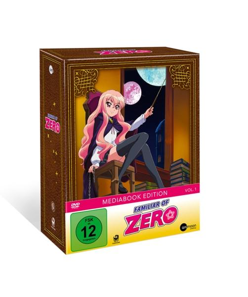 Boxset Anime, ein Mädchen mit pinken Haaren sitzt auf einem Stuhl und hält eine Kette. Im Hintergrund sind Mond und Gebäude zu sehen.