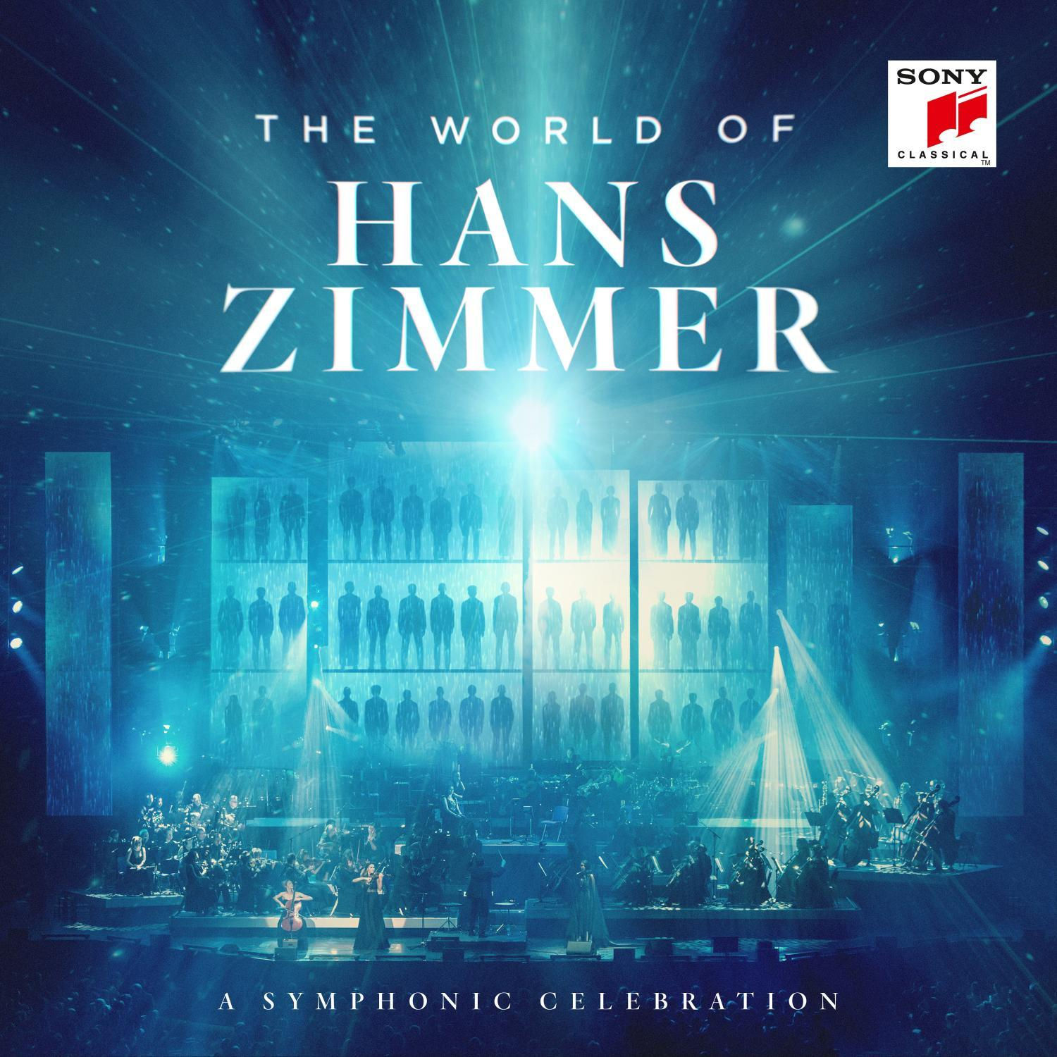 Bühne mit Musikern, einem Dirigenten und einem großen Bildschirm mit dem Text 'HANS ZIMMER'.