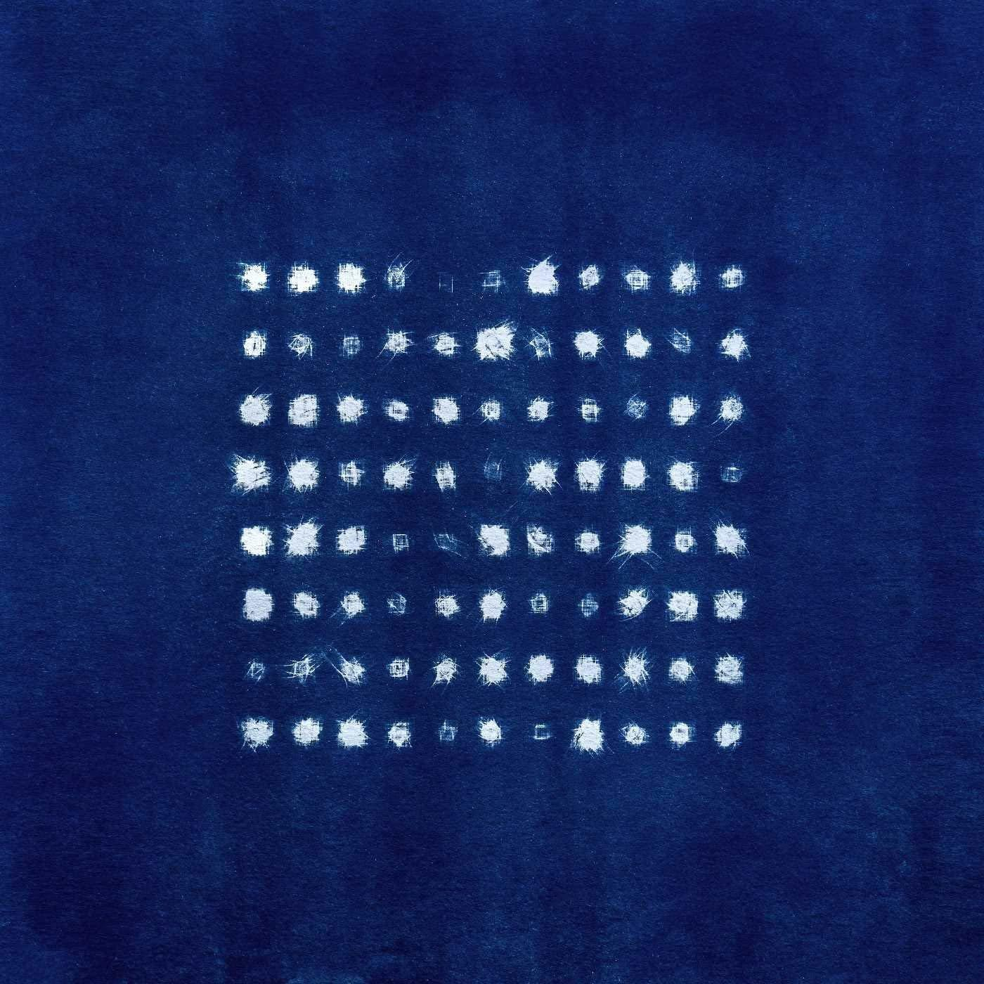 Un fond bleu foncé texturé avec un motif carré blanc de petits points dispersés.