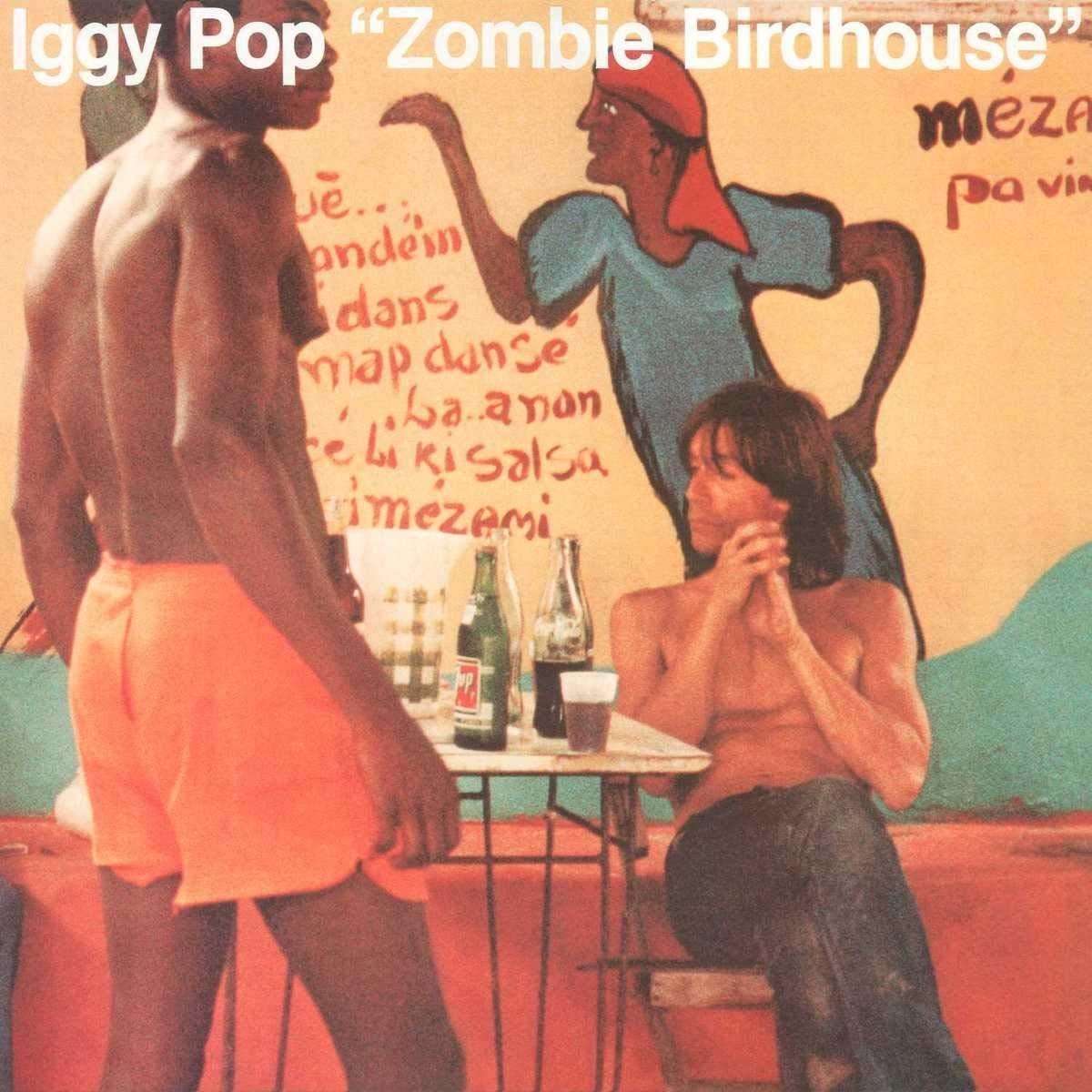 Albumhoes: Drie mensen, twee mannen zonder shirt, voor een muur met graffiti. Titel: Iggy Pop, Zombie Birdhouse.