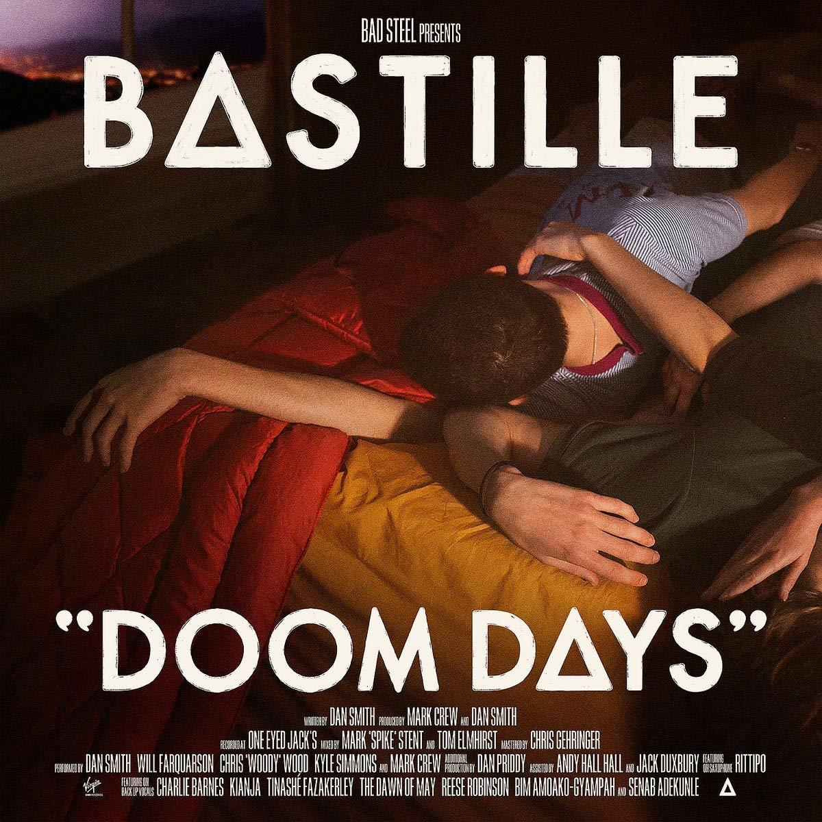 Affiche de film, nom du groupe 'Bastille'. Deux personnes au lit, couverture rouge, drap jaune. Texte : Doom Days.
