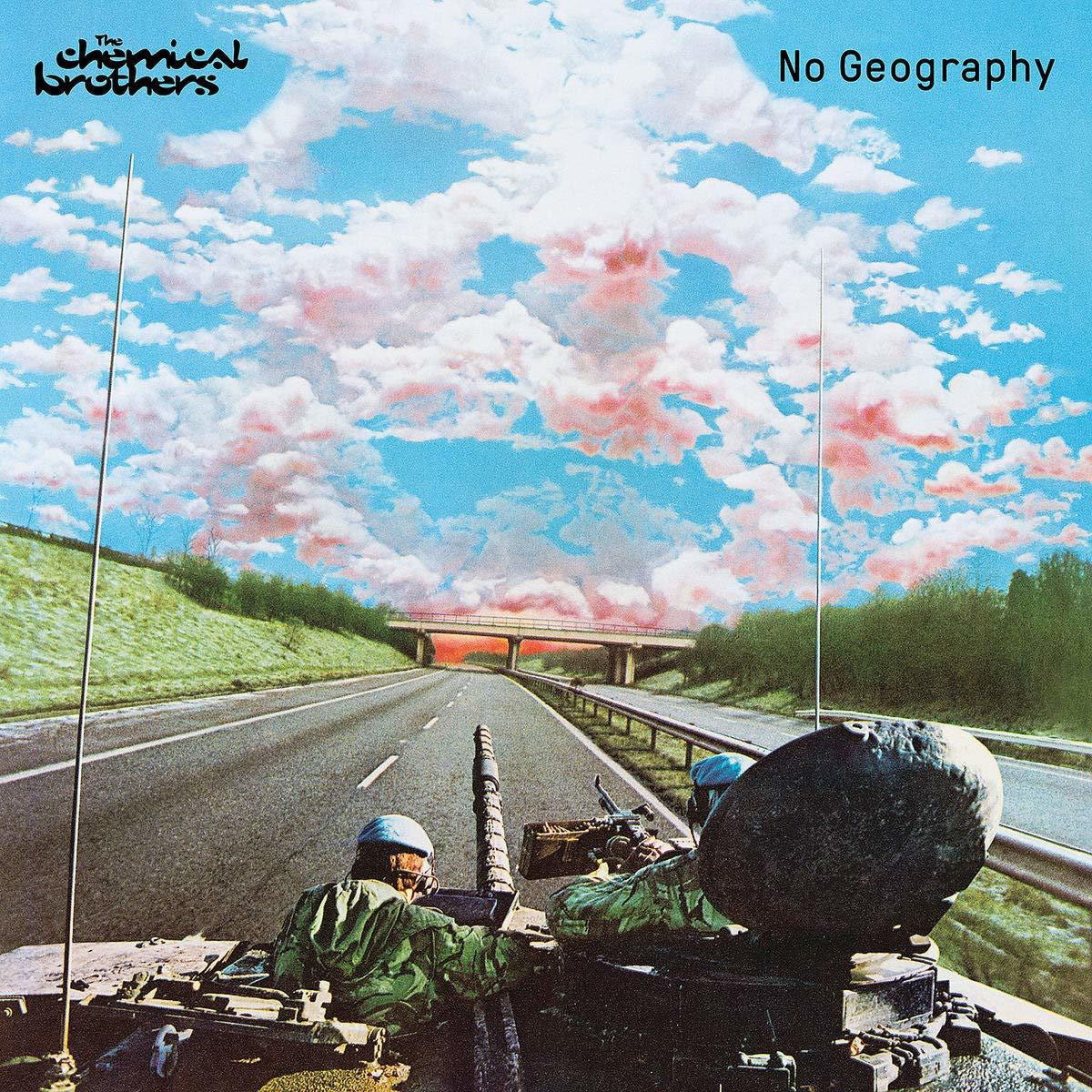 Albumcover für The Chemical Brothers - No Geography. Ein Panzer fährt auf einer Autobahn auf eine Brücke unter einem bunten Himmel zu.