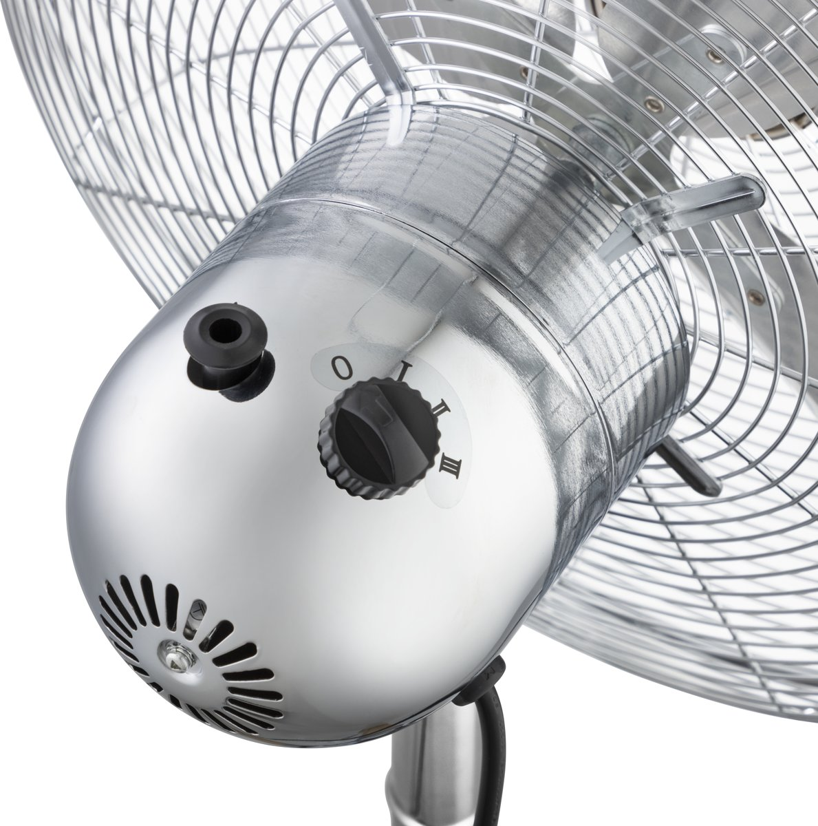 Silberner Ventilator mit Chrom-Finish. Nahaufnahme des Motorgehäuses mit Drehzahlregler.