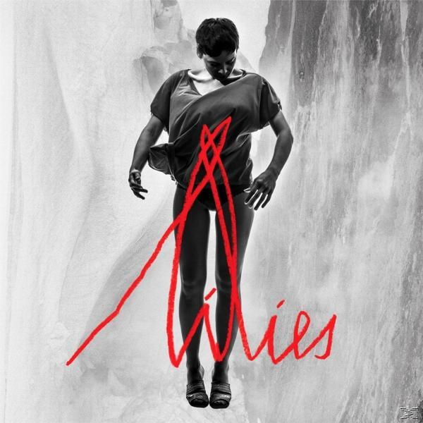 Une femme en robe rouge avec un 'A' rouge au-dessus, pochette d'album.