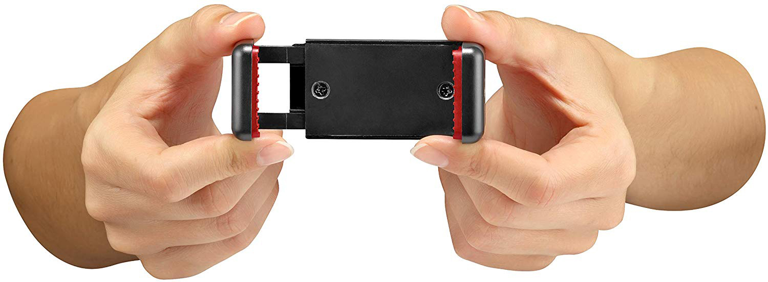 Hände halten schwarzen Telefonhalter mit roten Akzenten, isoliert auf weißem Hintergrund.