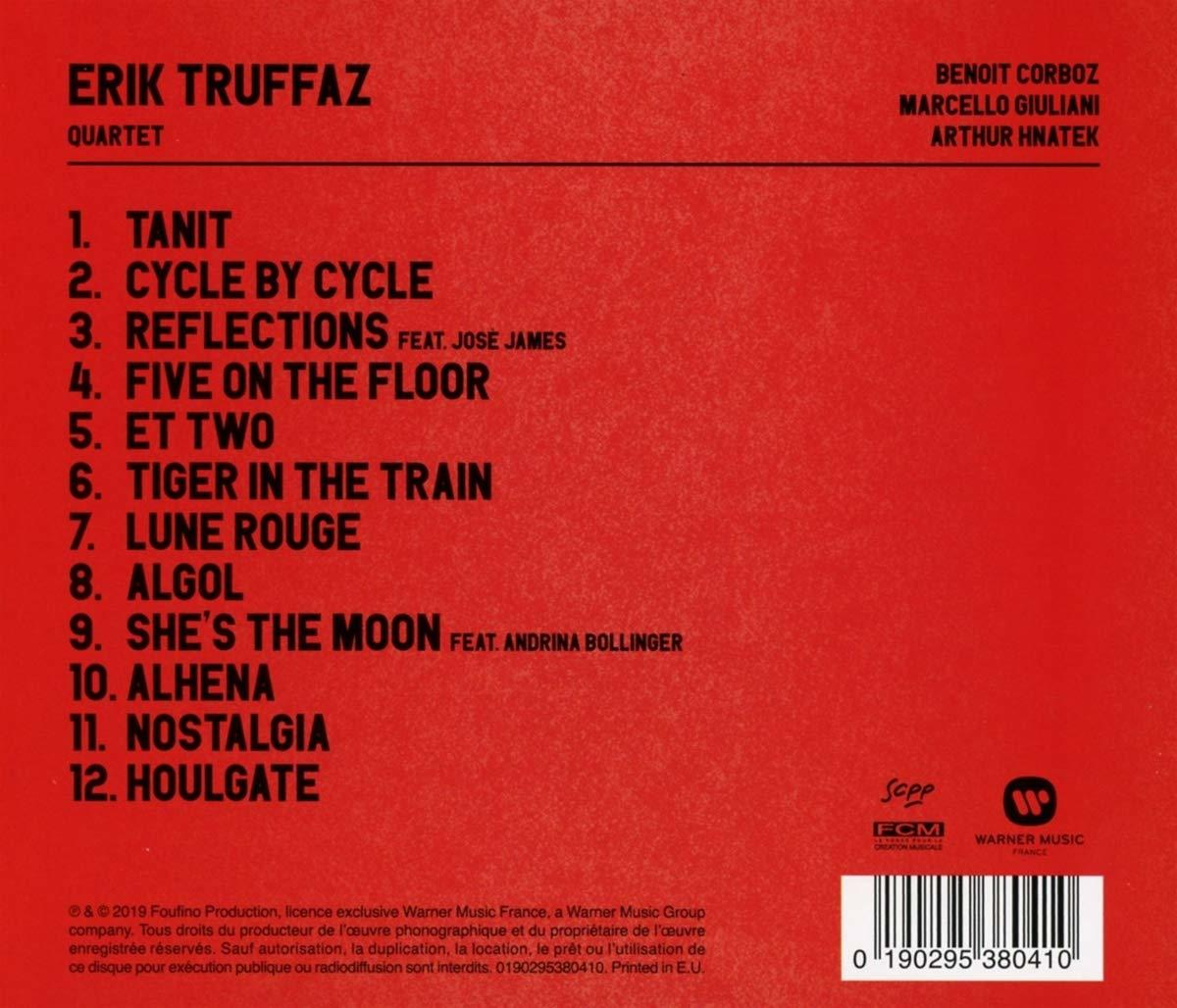 Rode albumhoes met tracknamen en artiestinformatie. Witte tekst.
