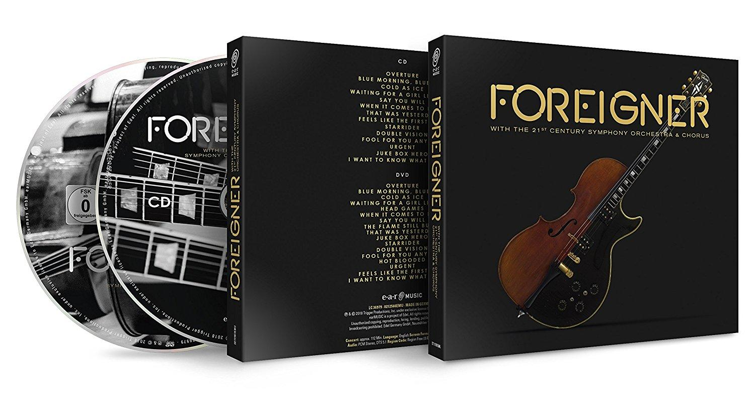 CD- und DVD-Set des Foreigner-Albums. Schwarzer Hintergrund, CD und DVD sichtbar mit Albumcover.