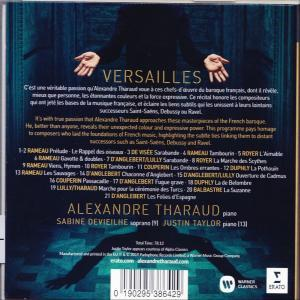 Rückseite einer CD-Hülle mit dem Titel 'Versailles'. Text über die Musik und den Künstler wird angezeigt. Person im Hintergrund.