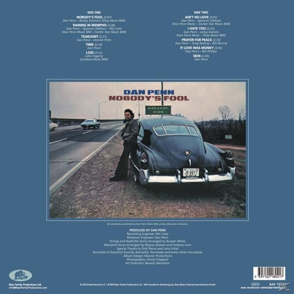 Album borító, Dan Penn egy klasszikus autó mellett áll az úton. Háttér: autópálya és fák. Szöveg az albumborítón.