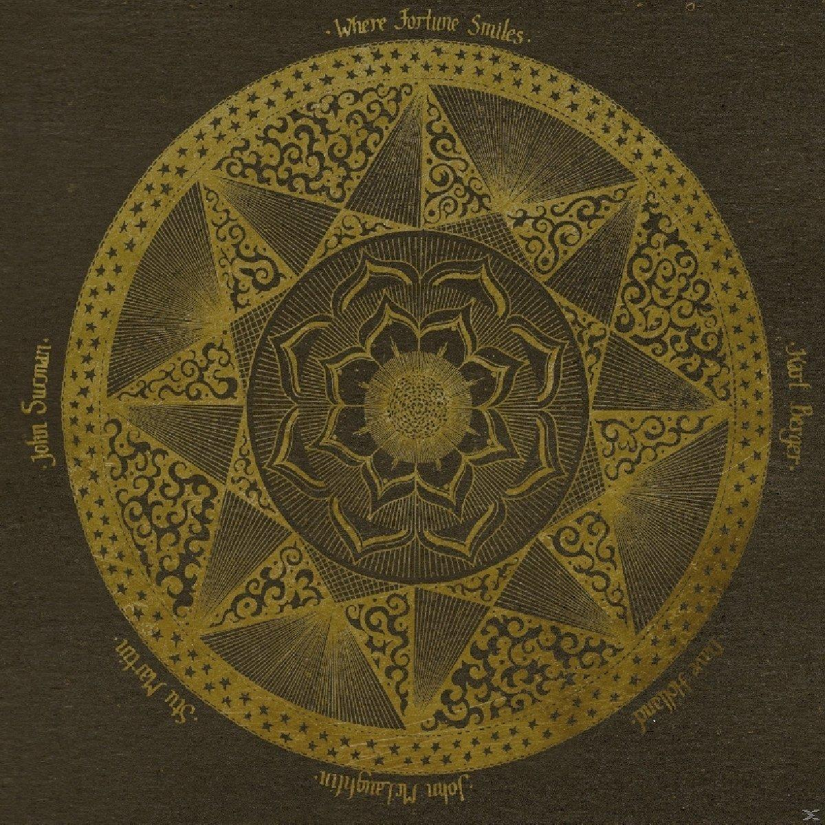 Összetett arany mandala design sötétbarna háttéren. A szöveg neveket és a 'Where Fortune Smiles'-t tartalmazza.