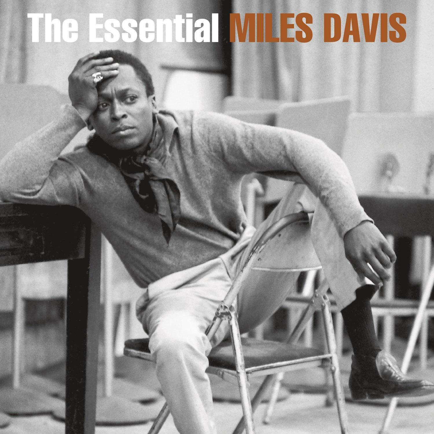 Albumcover mit Miles Davis, der mit der Hand am Kopf vor dunklem Hintergrund sitzt.