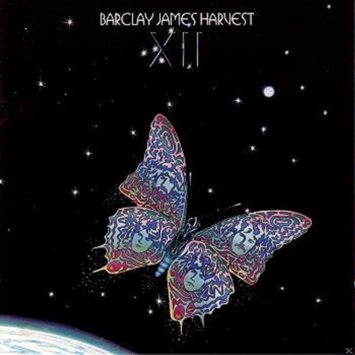 Ein Schmetterling mit detaillierten Flügeln vor einem Sternenhimmel. Der Text BARCLAY JAMES HARVEST XII steht oben.
