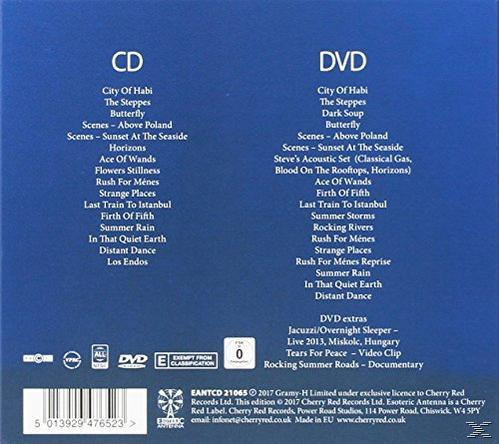 Rückseite eines CD- und DVD-Sets mit Titellisten, Logos und Credits auf blauem Hintergrund.