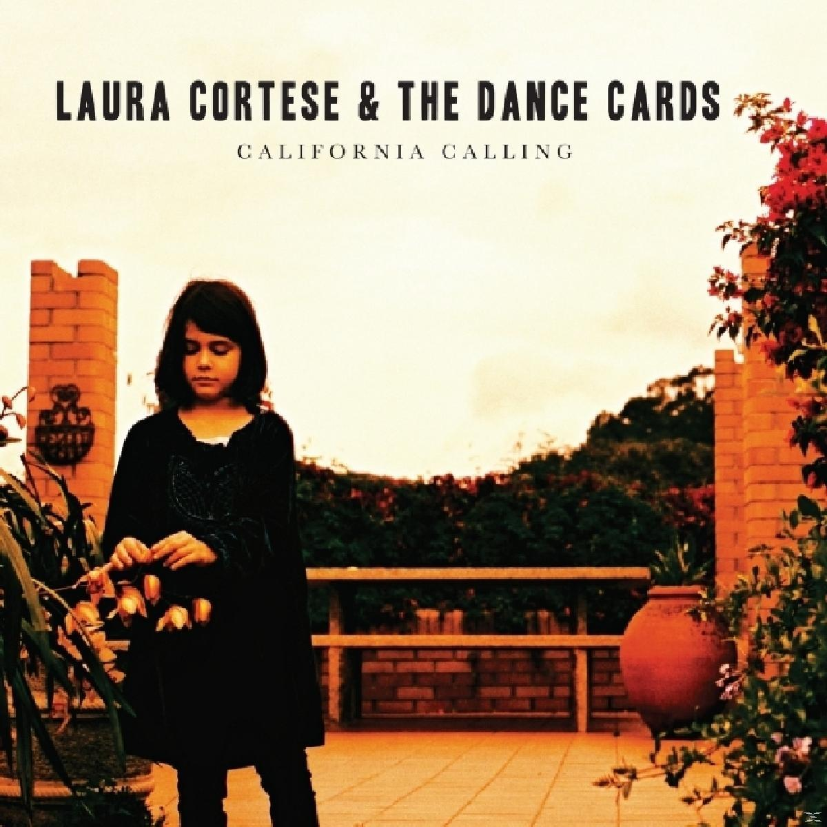 Albumcover: 'LAURA CORTESE & THE DANCE CARDS'. Ein Mädchen in Schwarz steht nahe dem Laub.