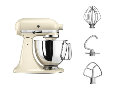Ein cremefarbener KitchenAid-Küchenmixer mit einer Edelstahlschüssel und drei Aufsätzen auf der rechten Seite.