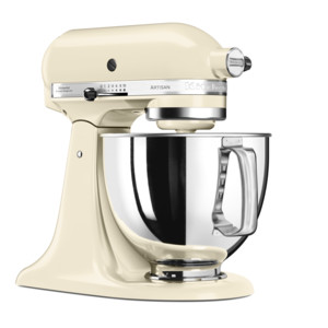 Eierschalenfarbener KitchenAid-Standmixer. Silberne Schüssel. Cremefarbener Körper. Schwarzes Zifferblatt und Hebel.