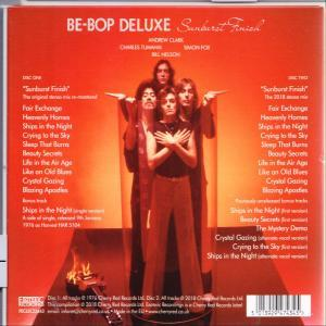Rückseite einer CD mit Künstlerinformationen und Titellisten. Die Band posiert. Das Cover ist rot und weiß.