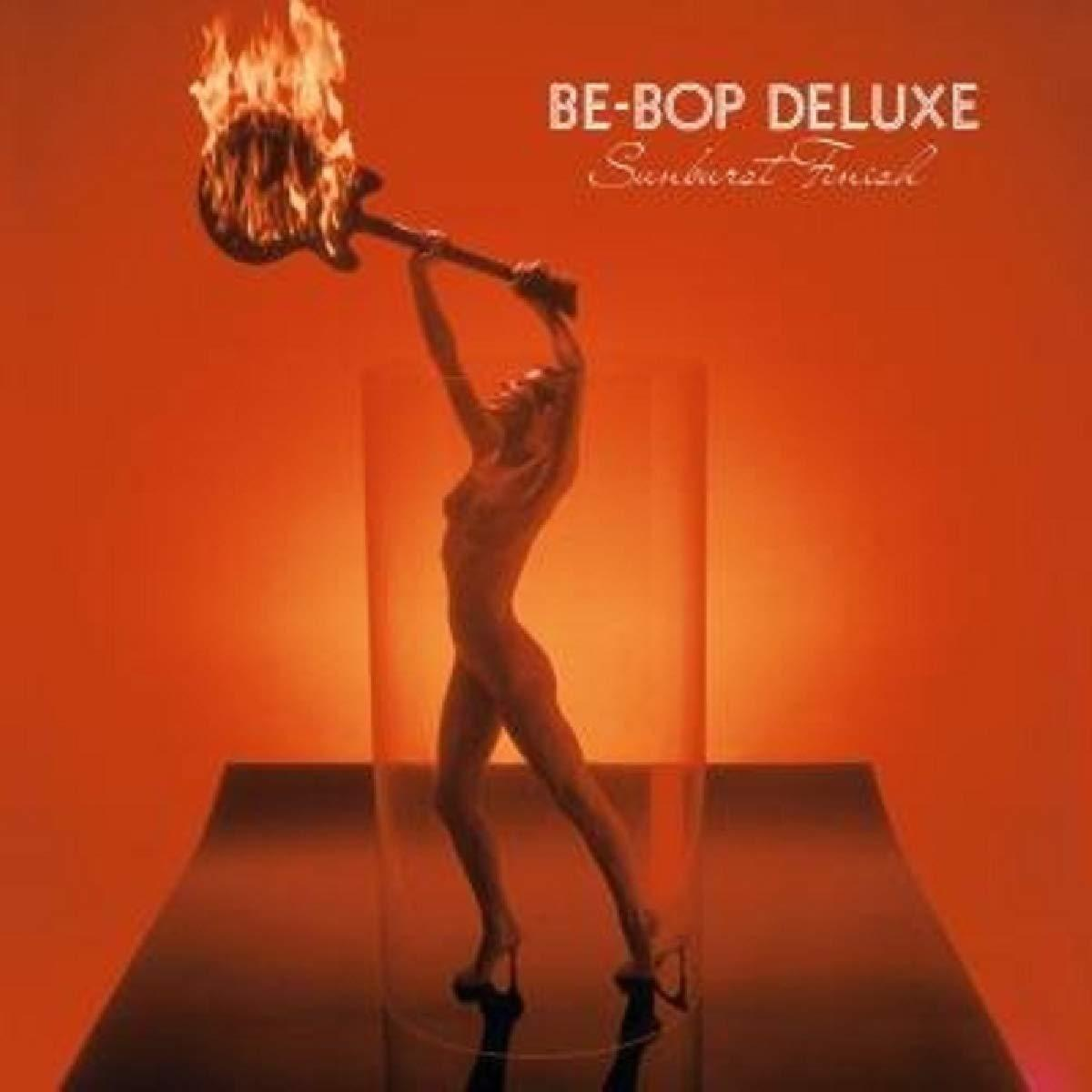 Albumcover: Frau hält eine brennende Gitarre in einem Glas.