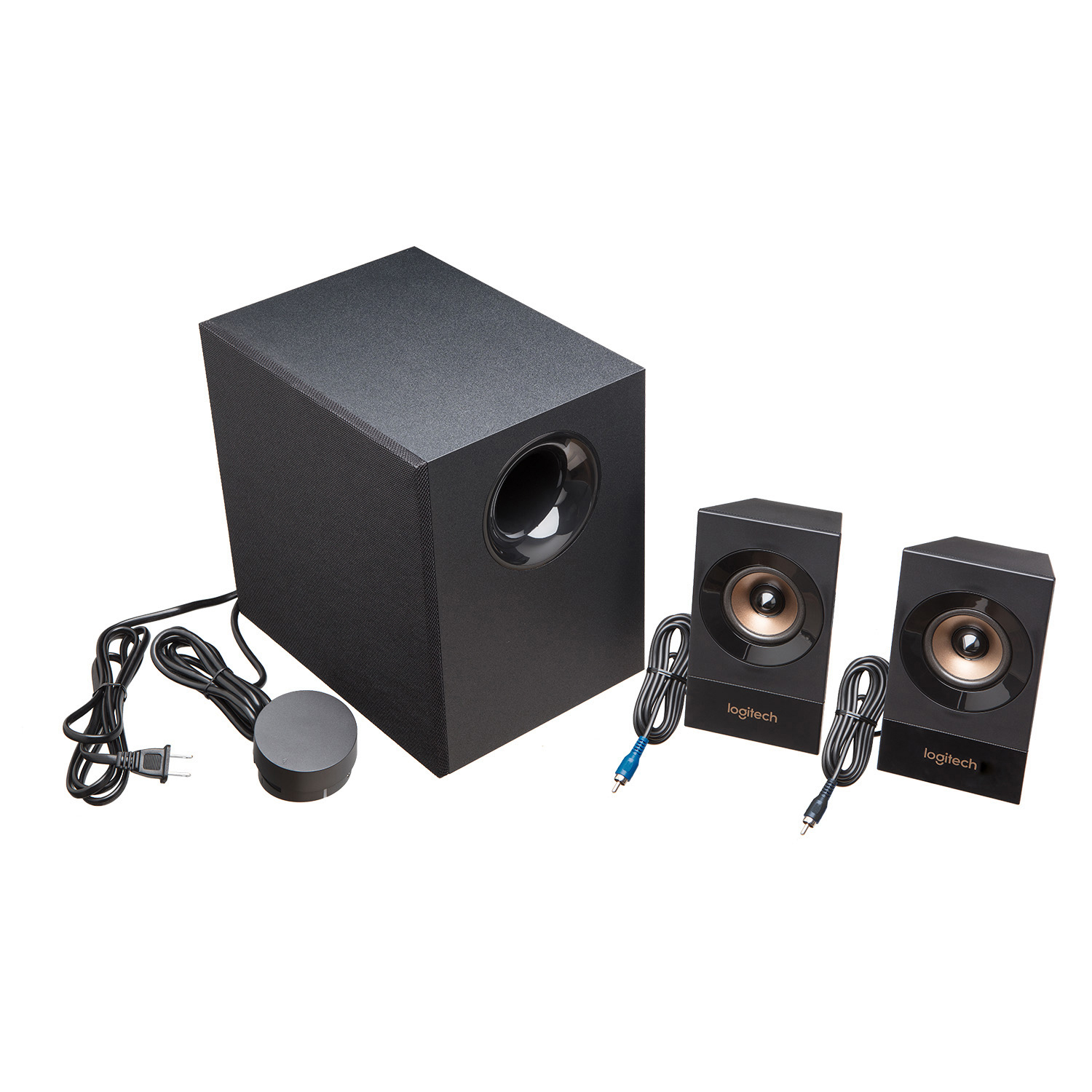 Ein schwarzes Lautsprechersystem mit Subwoofer und zwei Satellitenlautsprechern, auf weißem Hintergrund.