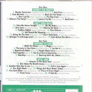 CD-Cover mit Titelliste. Der Text ist grün und weiß, mit einem Hintergrund aus Händen.