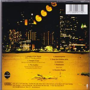 Albumcover mit einer nächtlichen Stadtszene und Text. Gelb-schwarzer Hintergrund.