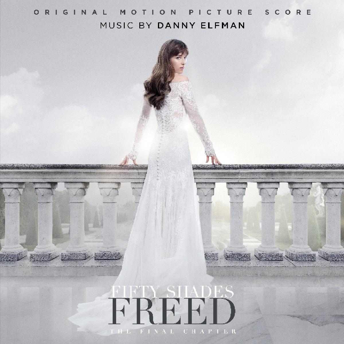 Een vrouw in een witte jurk staat op een balkon. De filmtitel "Fifty Shades Freed" staat onderaan.