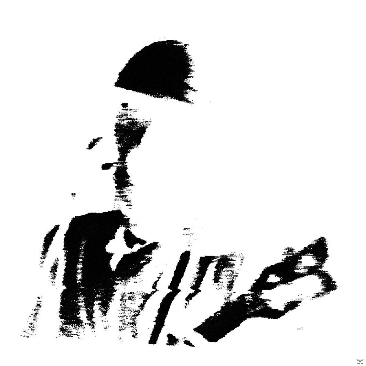 Schwarz-Weiß-Bild einer Person mit Hut, die etwas hält.