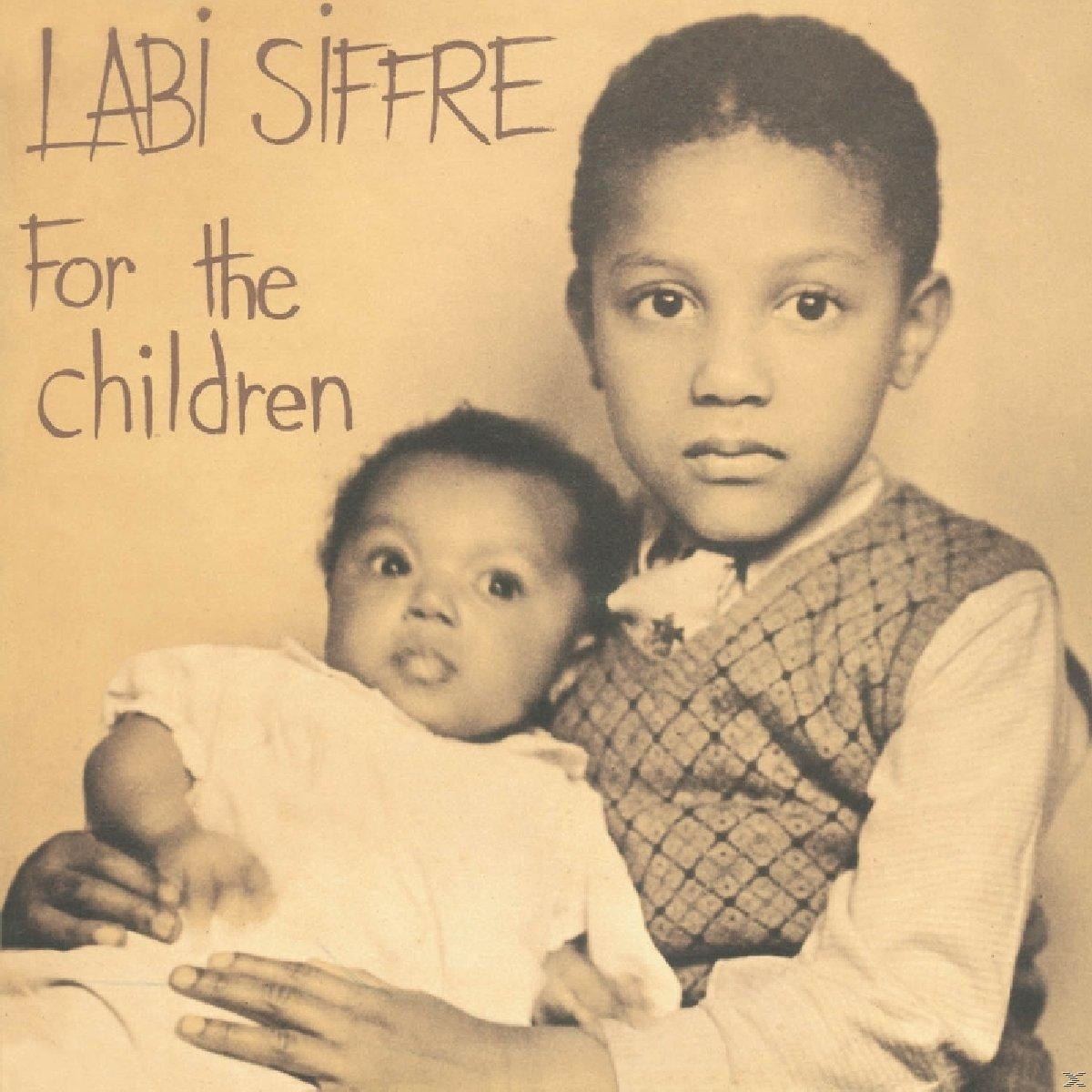 Ein Vintage-Foto von zwei Kindern, einem Jungen und einem Baby, mit dem Text 'Labi Siffre' und 'for the children'.