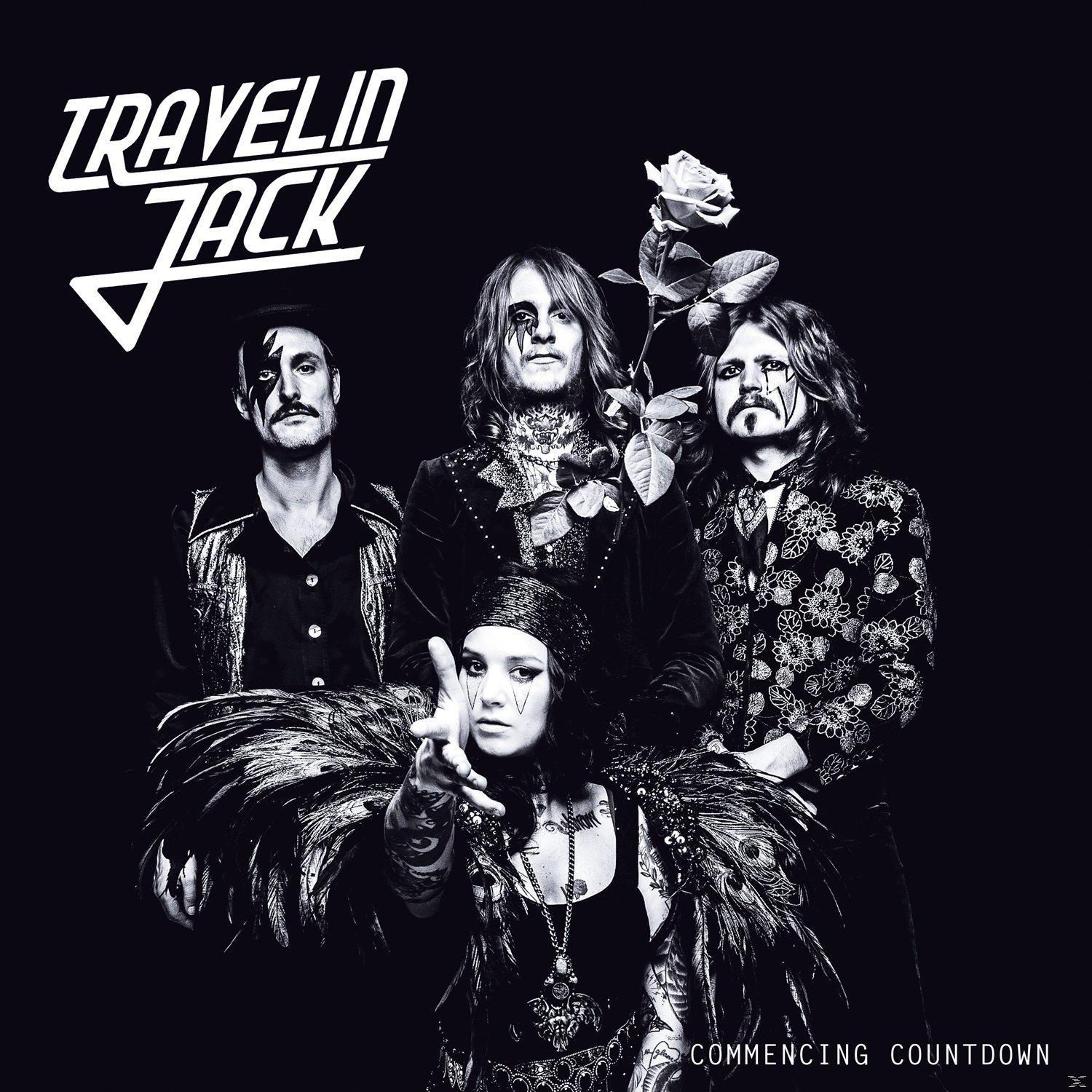 Schwarz-weiß Albumcover. Vier Personen stehen zusammen. Der Name 'Travelin' Jack' steht oben.