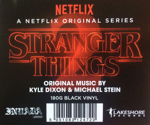 Stranger Things 2 Albumcover. Es hat den Titel in roter Retro-Schrift und das Netflix-Logo.