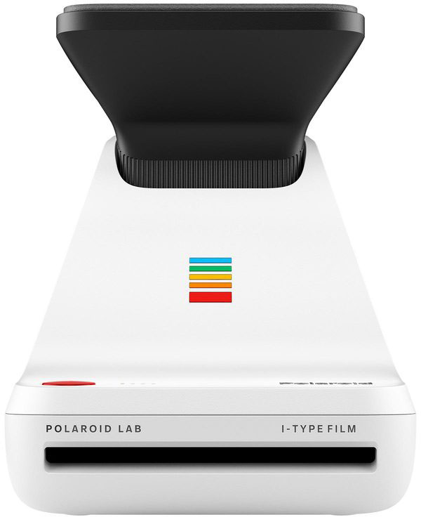 Witte Polaroid Lab met een kleurrijk streepjeslogo. Het heeft een sleuf voor i-type film en een rode knop.