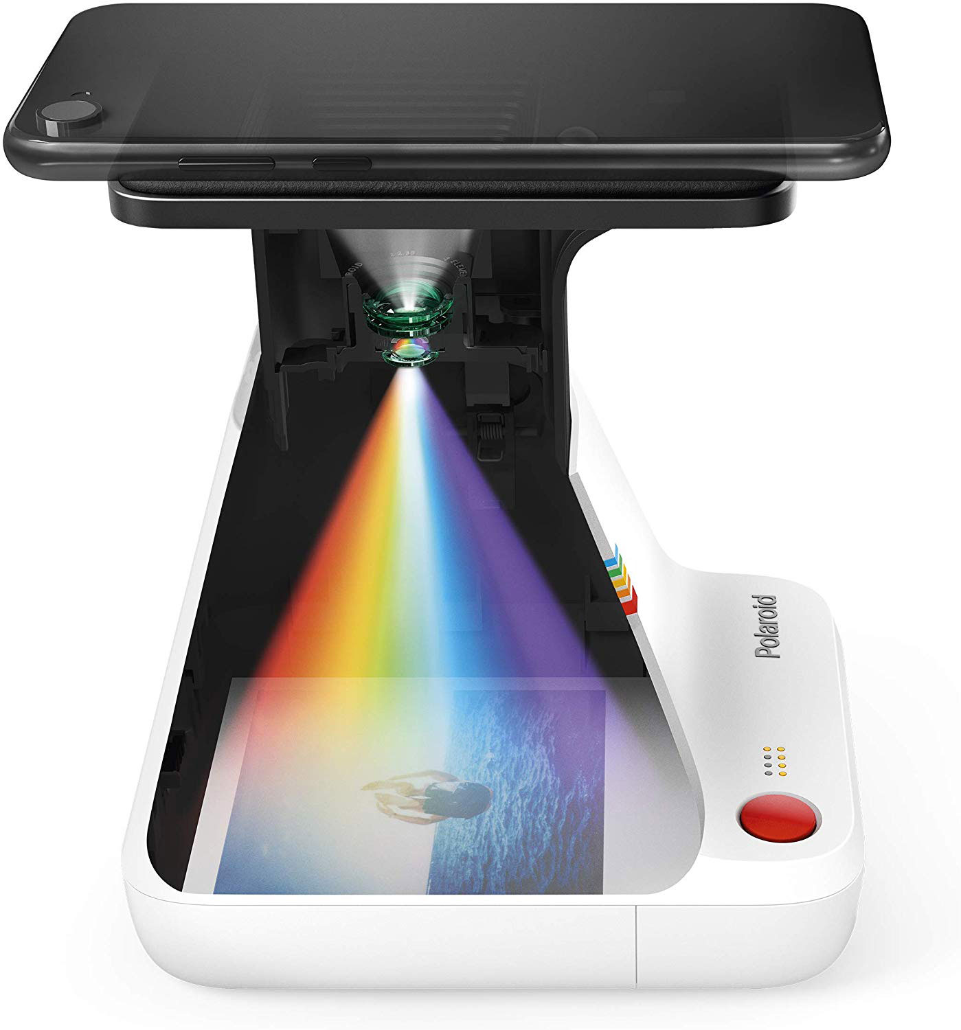 Polaroid-achtig apparaat met telefoon bovenop. Regenbooglicht schijnt op een foto. Rode knop rechts.