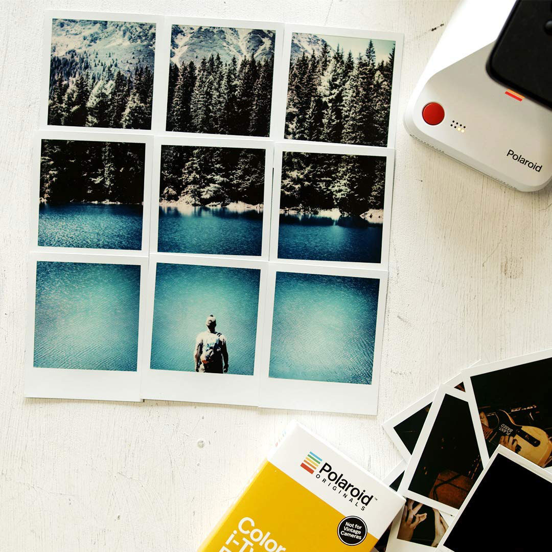 Polaroidfoto's van landschappen en een persoon, met een Polaroidcamera en film.