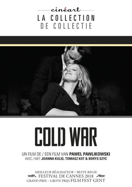 Affiche de film en noir et blanc. Un homme embrasse une femme. Texte et crédits en bas.