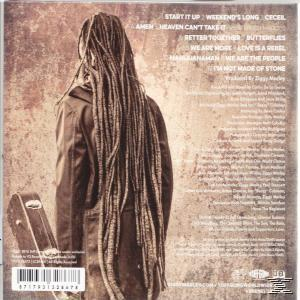 Hosszú rasztahajú férfi háttal a kamerának, album számlista.