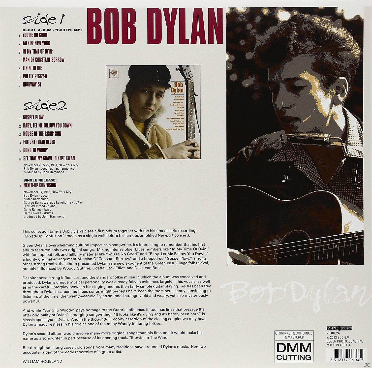 Bob Dylan album borítója. Dylan fotó gitárral. Az album neve Bob Dylan. Szöveg a hátoldalon.