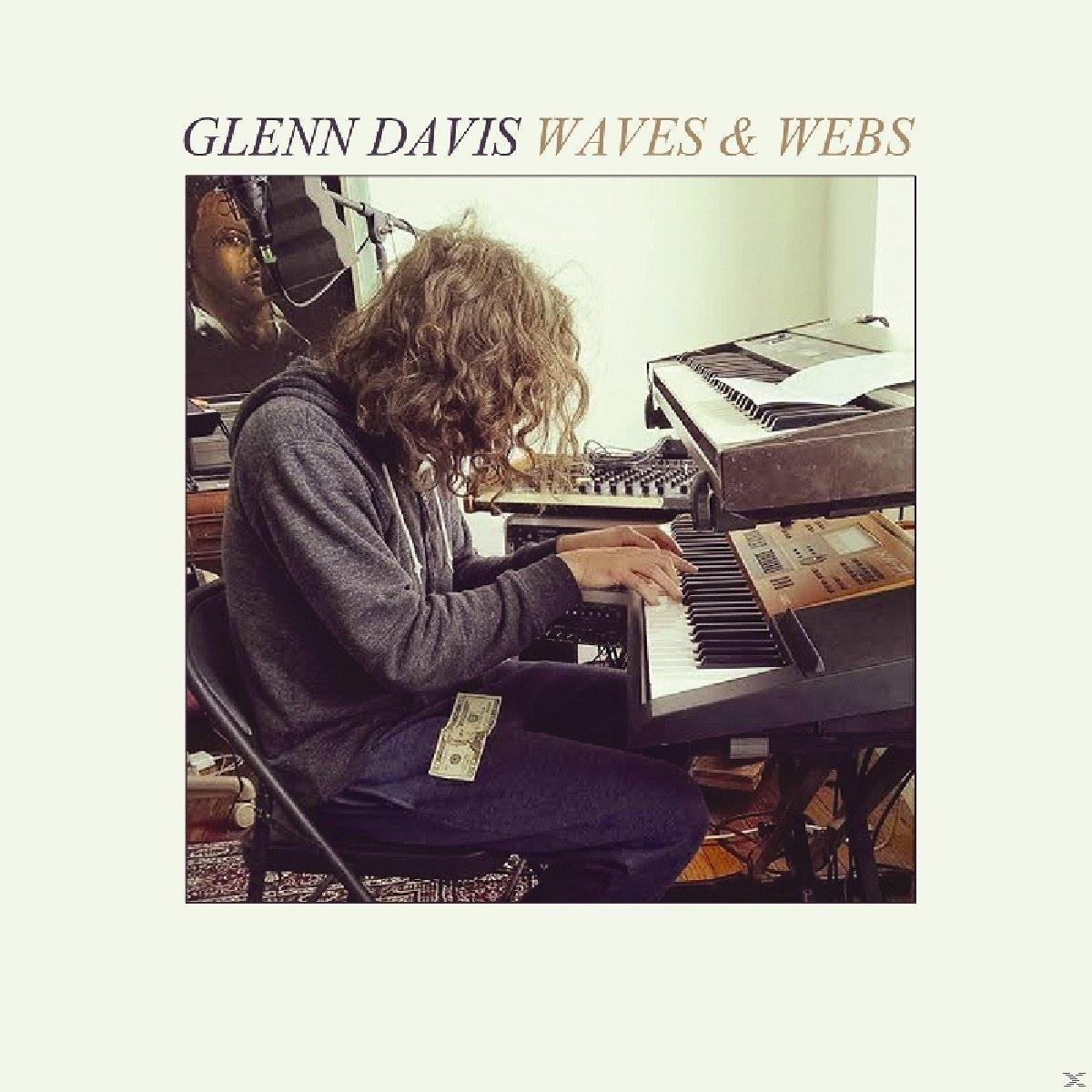 Albumcover. Ein Mann spielt Klavier. Titel: Glenn Davis Waves & Webs.