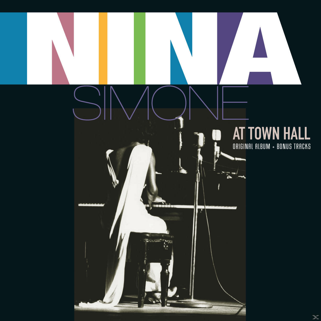 Album borító: Nina Simone a zongoránál. Fekete-fehér fotó. Szöveg: Nina Simone, At Town Hall.