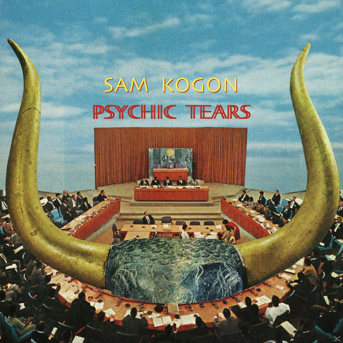 Albumcover mit Stierhörnern, Text und einer Szene von Personen in einem Raum mit Bühne.