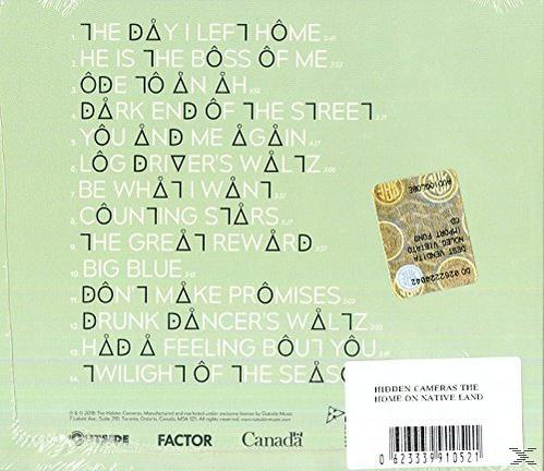 CD-Rückseite mit Songtiteln und einem Aufkleber. Grüner Hintergrund mit weißem Etikett und Barcode.