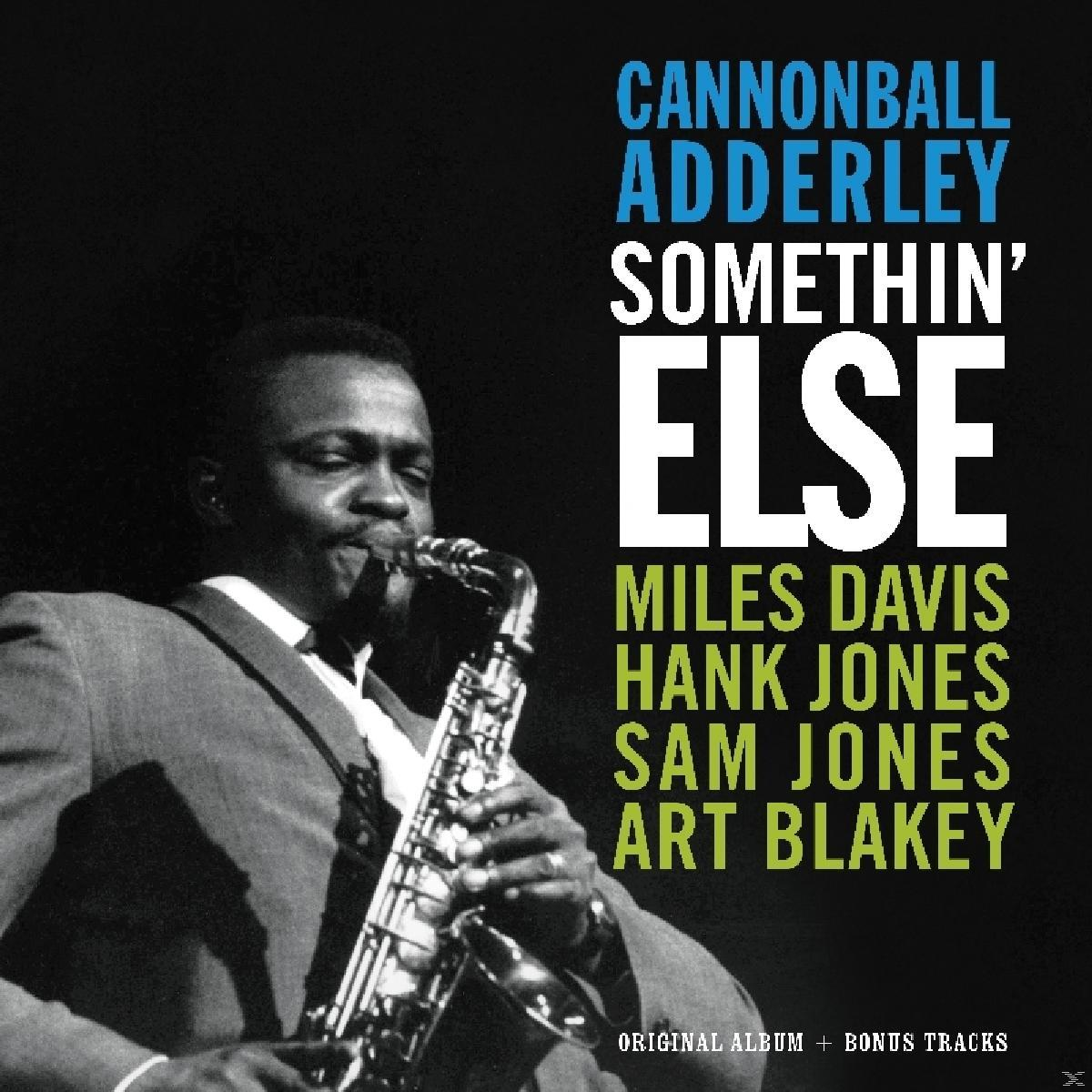 Album borító: Cannonball Adderley, 'Somethin' Else'. Egy férfit ábrázol, aki szaxofonozik, szöveggel.