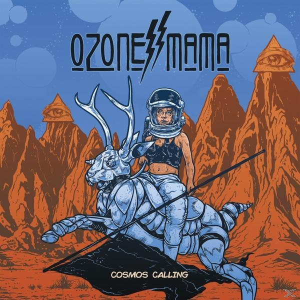 Egy űrhajós nyúlon lovagol át a sivatagon. A "Cosmos Calling" felirat alul található.